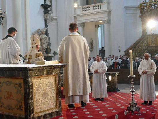 Diakonenweihe im Fuldaer Dom (Foto: Karl-Franz Thiede)